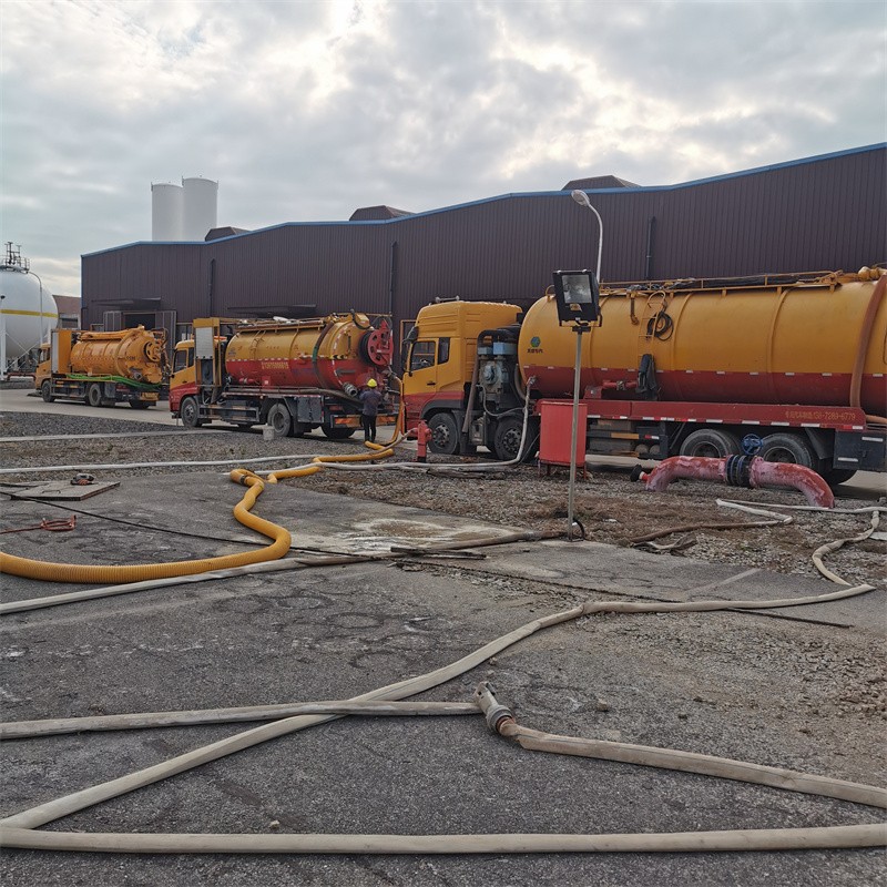 老新镇污水池清理