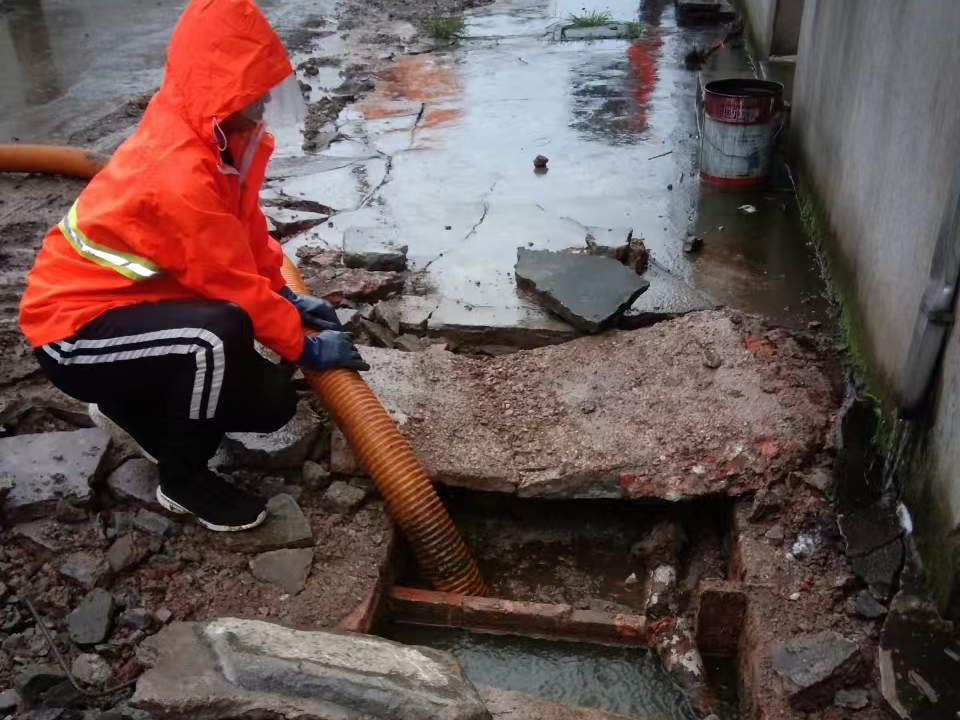 老新镇专业清理污水池 炜誉市政以规范流程守护城市 “肠道”