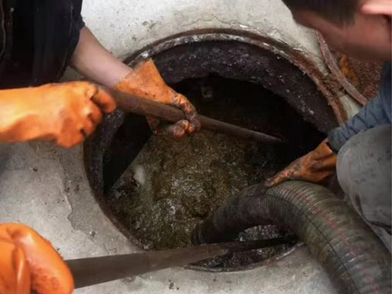 老新镇清理化粪池时如何避免沼气的危害？